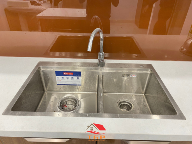 Tủ bếp inox cánh kính cho nhà phố (13)