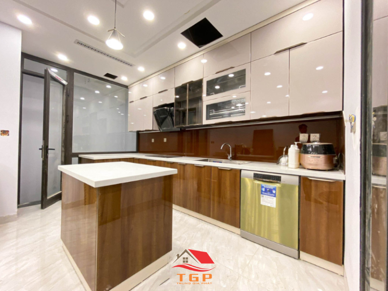 Tủ bếp inox cánh kính cho nhà phố (3)