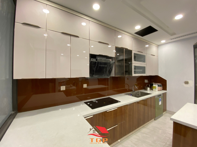 Tủ bếp inox cánh kính cho nhà phố (4)