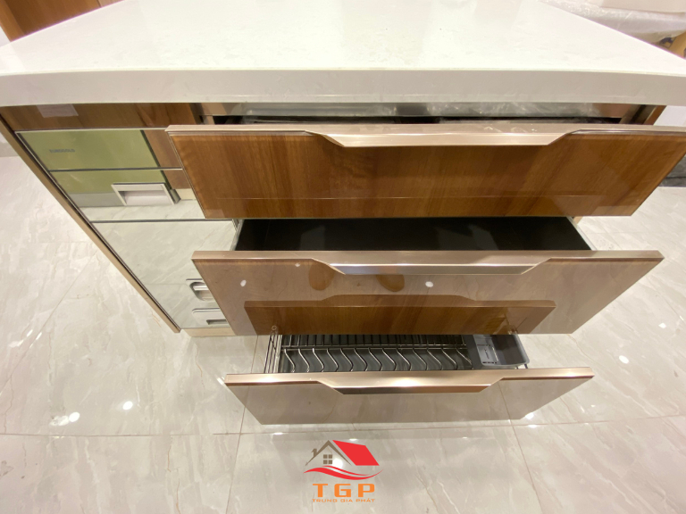 Tủ bếp inox cánh kính cho nhà phố (7)