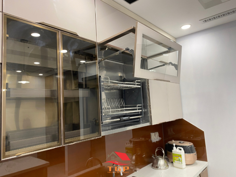 Tủ bếp inox cánh kính cho nhà phố (9)