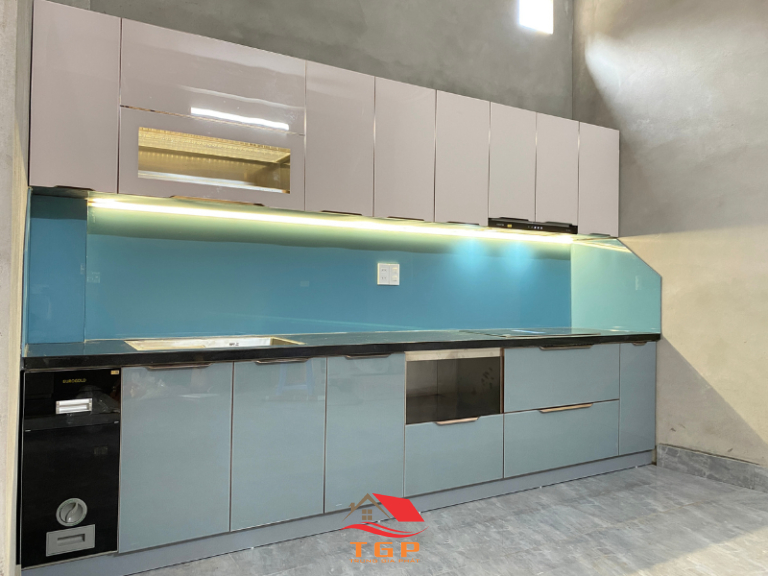 Tủ bếp inox cánh kính màu xanh (1)