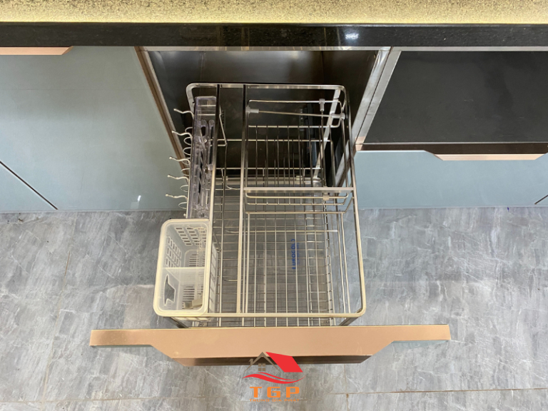 Tủ bếp inox cánh kính màu xanh (10)