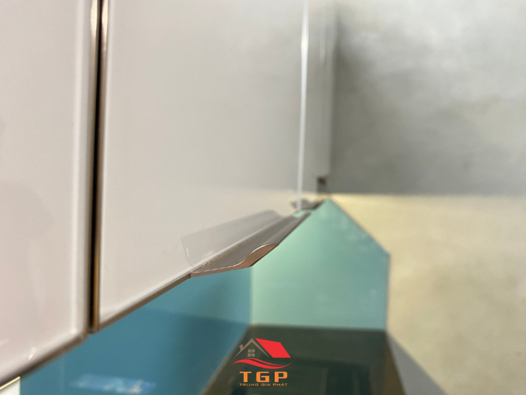 Tủ bếp inox cánh kính màu xanh (18)