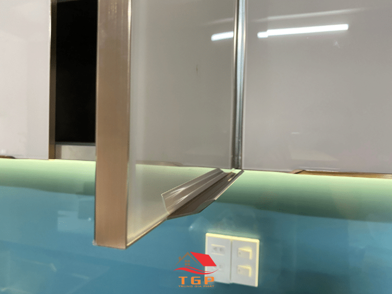 Tủ bếp inox cánh kính màu xanh (19)