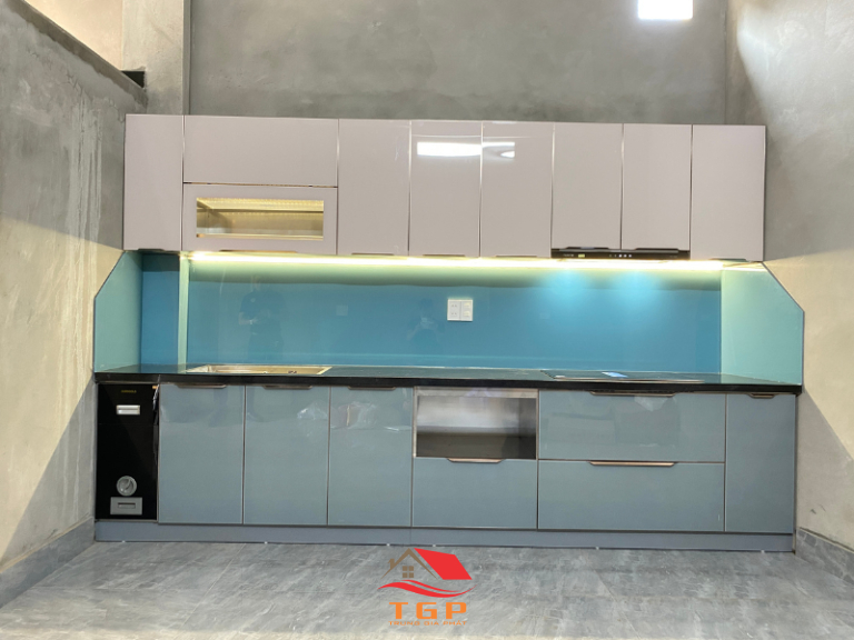 Tủ bếp inox cánh kính màu xanh (2)