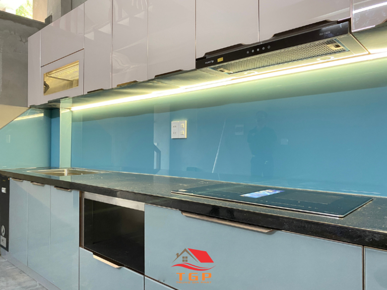 Tủ bếp inox cánh kính màu xanh (5)