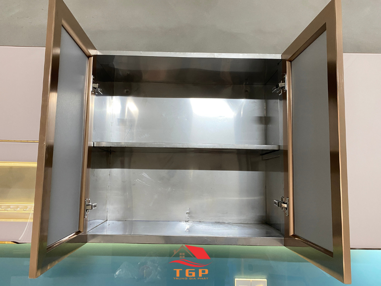 Tủ bếp inox cánh kính màu xanh (7)