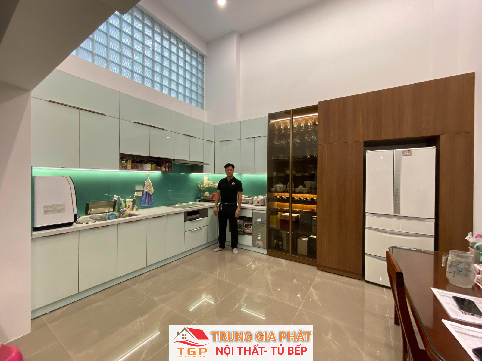 Tủ bếp inox cánh kính cường lực màu xanh tuyệt đẹp 20 tu-bep-inox-canh-kinh-nha-chi-phuong-ngoc-khanh-ba-dinh-ha-noi (1)