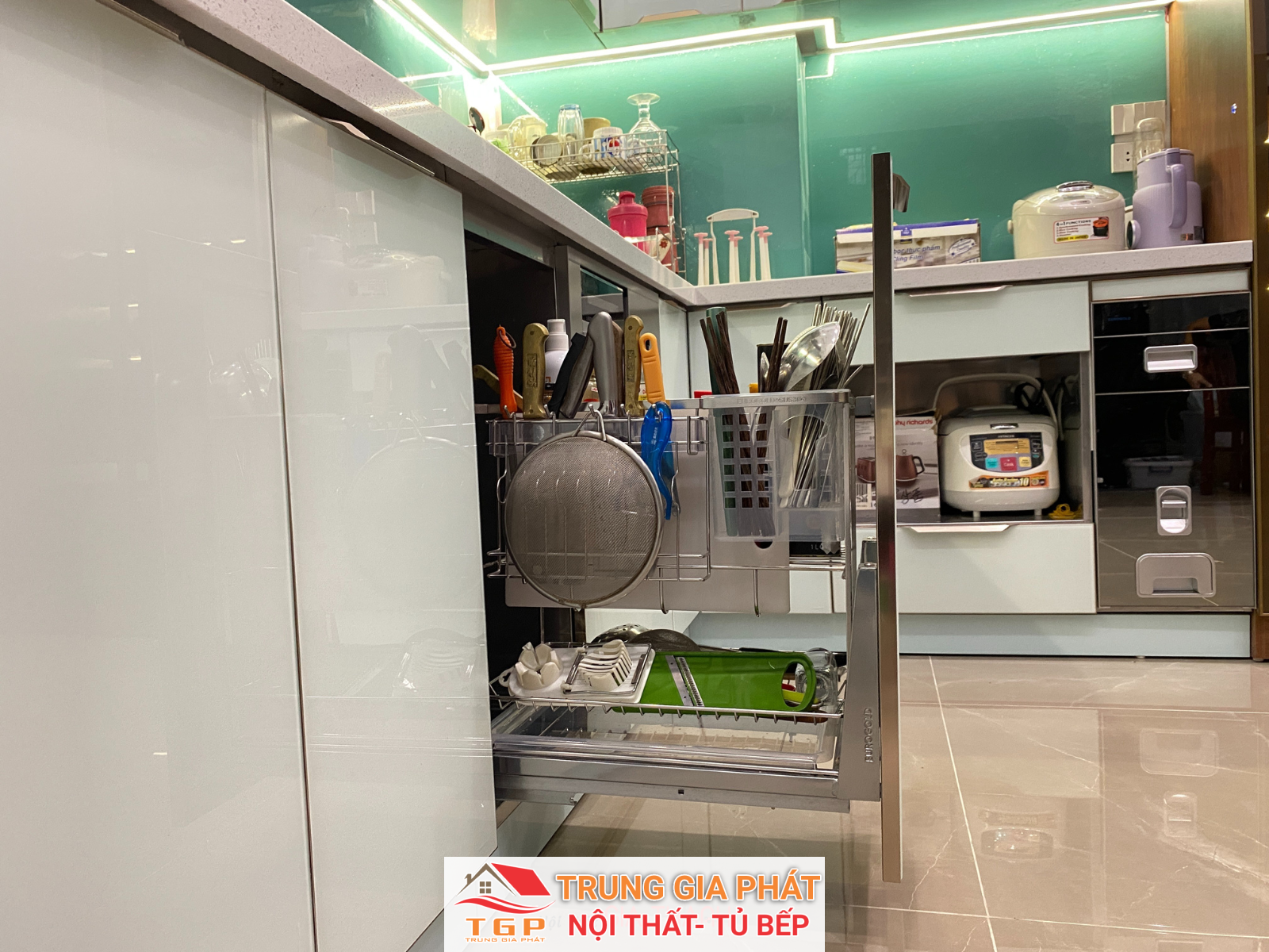 Tủ bếp inox cánh kính cường lực màu xanh tuyệt đẹp 30 tu bep inox canh kinh nha chi phuong ngoc khanh ba dinh ha noi 12