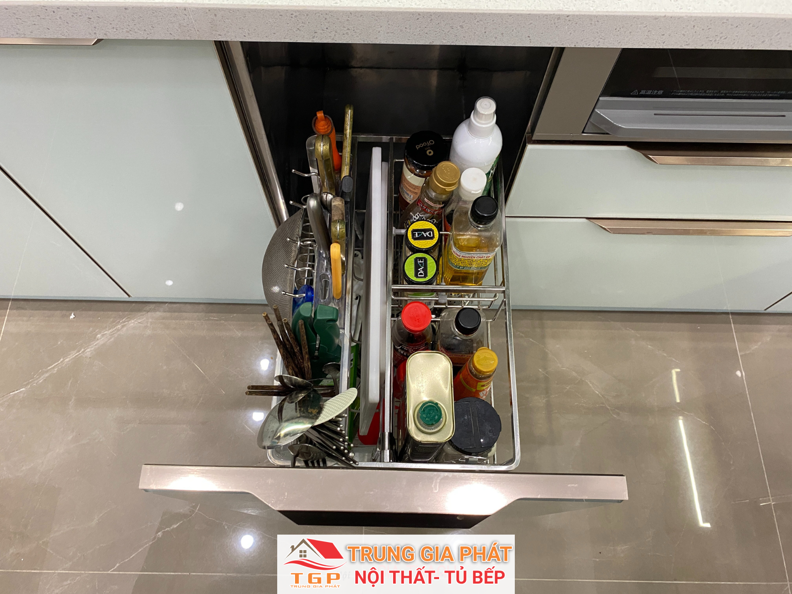 Tủ bếp inox cánh kính cường lực màu xanh tuyệt đẹp 31 tu bep inox canh kinh nha chi phuong ngoc khanh ba dinh ha noi 13