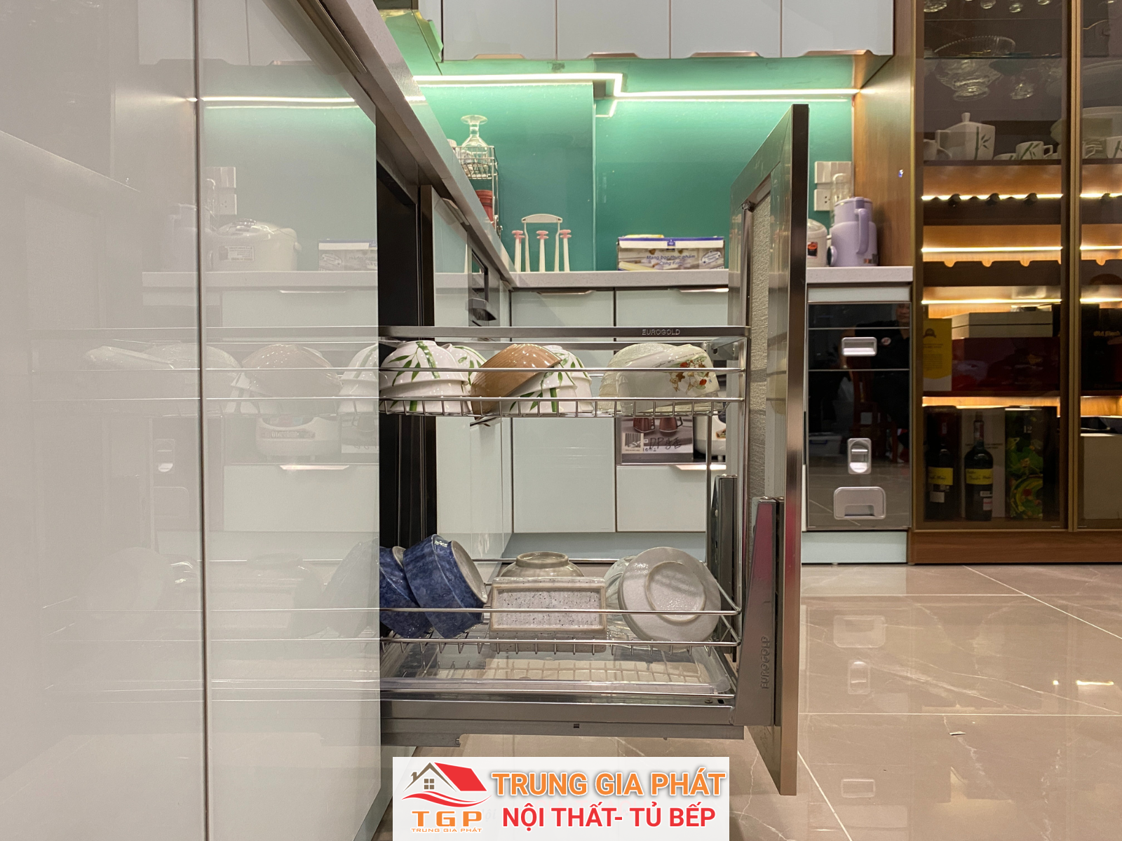 Tủ bếp inox cánh kính cường lực màu xanh tuyệt đẹp 32 tu bep inox canh kinh nha chi phuong ngoc khanh ba dinh ha noi 14