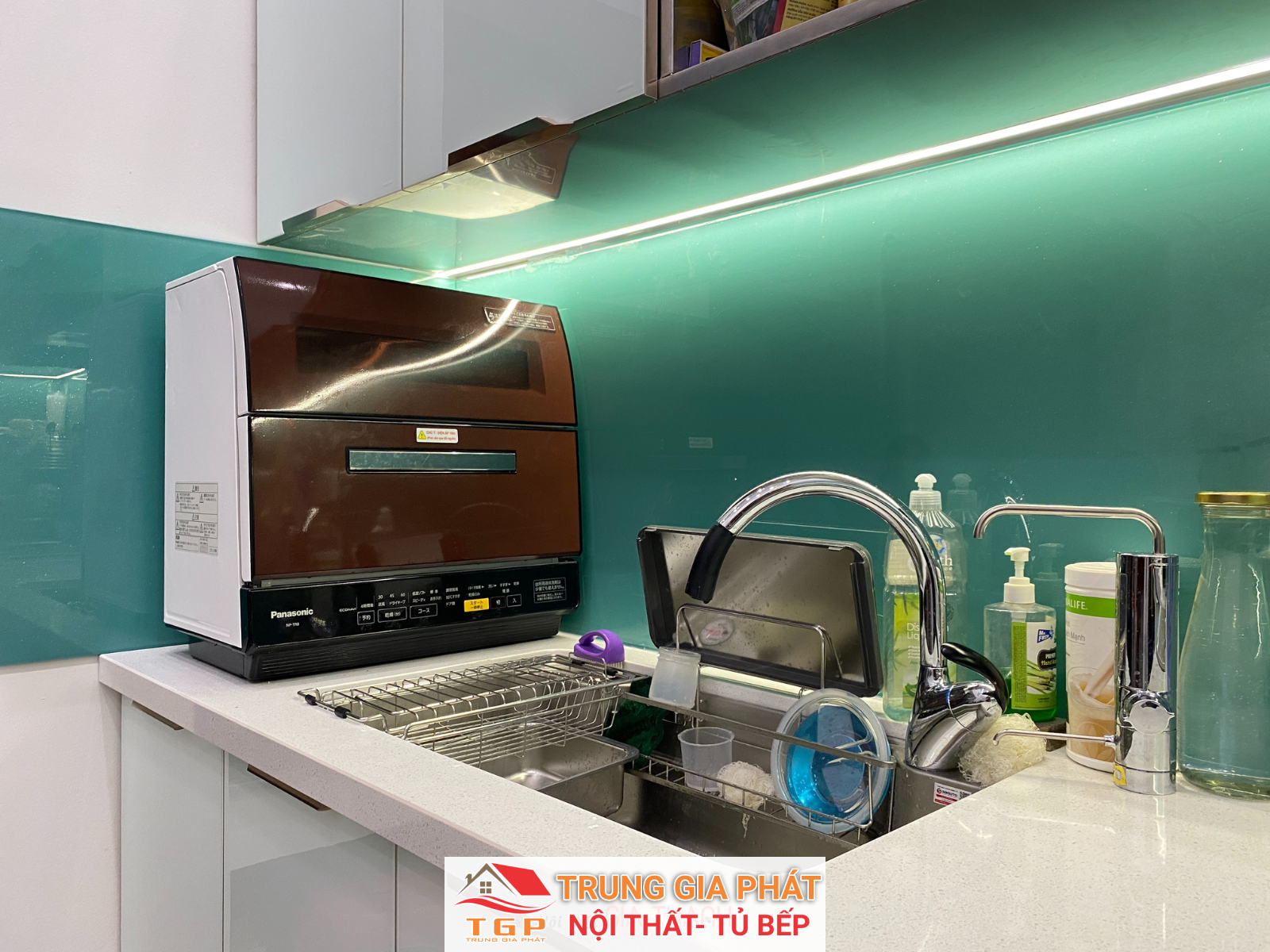 Tủ bếp inox cánh kính cường lực màu xanh tuyệt đẹp 25 tu-bep-inox-canh-kinh-nha-chi-phuong-ngoc-khanh-ba-dinh-ha-noi (7)