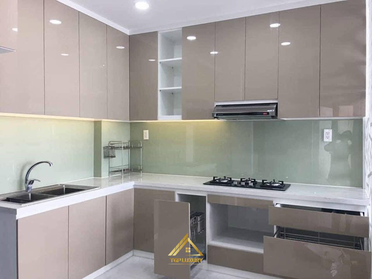 Phân tích Ưu - Nhược điểm tủ bếp inox cánh kính. So sánh với tủ bếp inox cánh acrylic, tủ bếp hợp kim nhôm